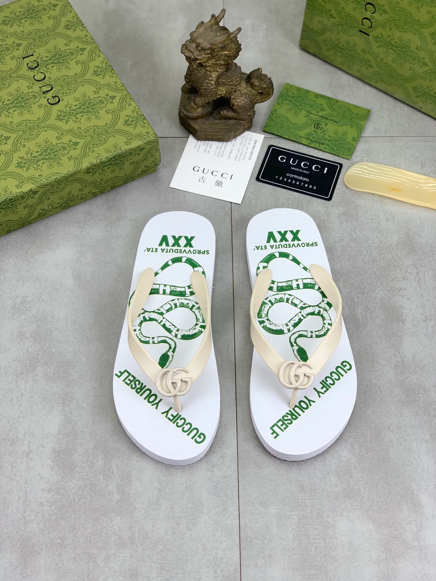 Men's men's shoes 💰P220💰【New style】🆘【GUCCI】Official website's popular Gucci adult couple 🧑‍🤝‍🧑 style, children's flip-flops are on sale at the counter simultaneously! Original fabric imported from Italy. Original bottom provided by the original factory. Size: Adult 36-45. Children’s size: 30-37. Multiple colors available.